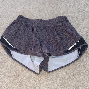 Lululemon Athletica Hotty Hot Low Rose Short 4” Lined Size 6 Charcoal Grey